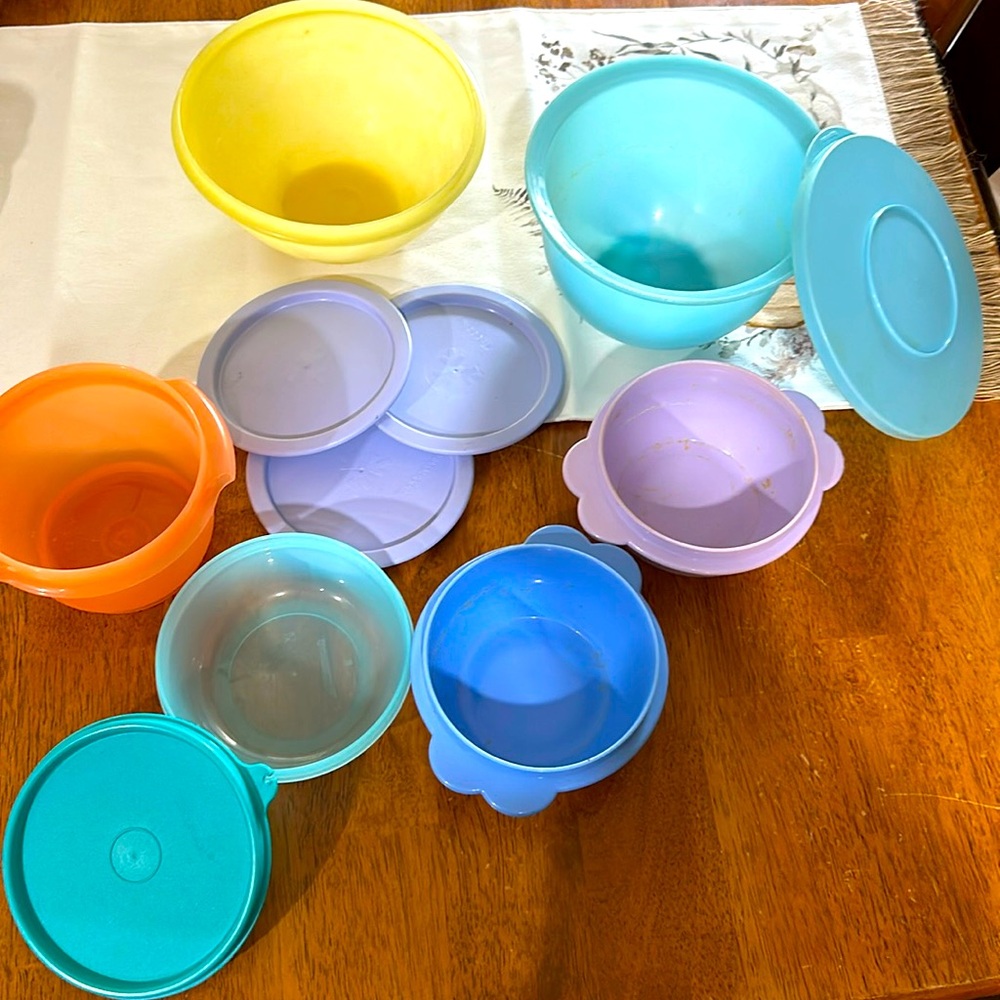 Set of assorted Tupperware items